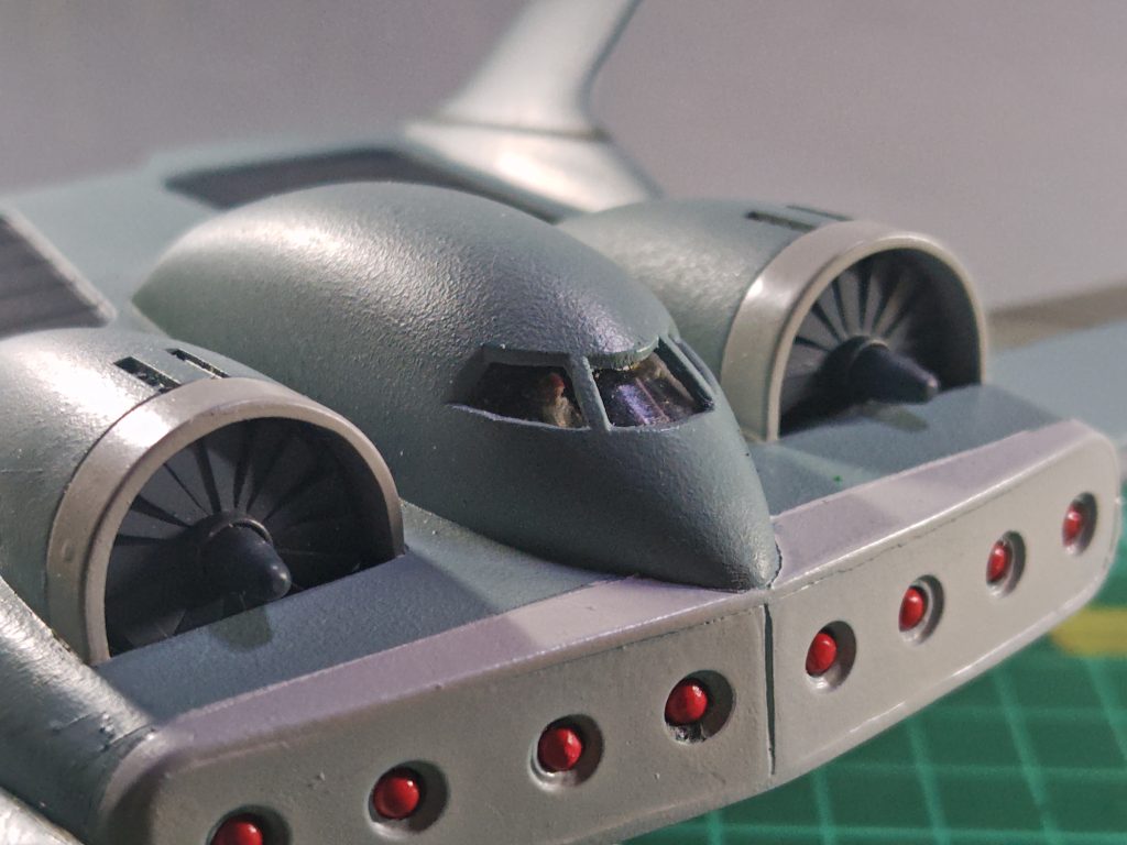 コクピット内にはジオン兵２人を搭乗。両サイドにタービンファンモーターを2基搭載…という設定。コクピットのガラスには、ペットボトルの曲面を使用してます。