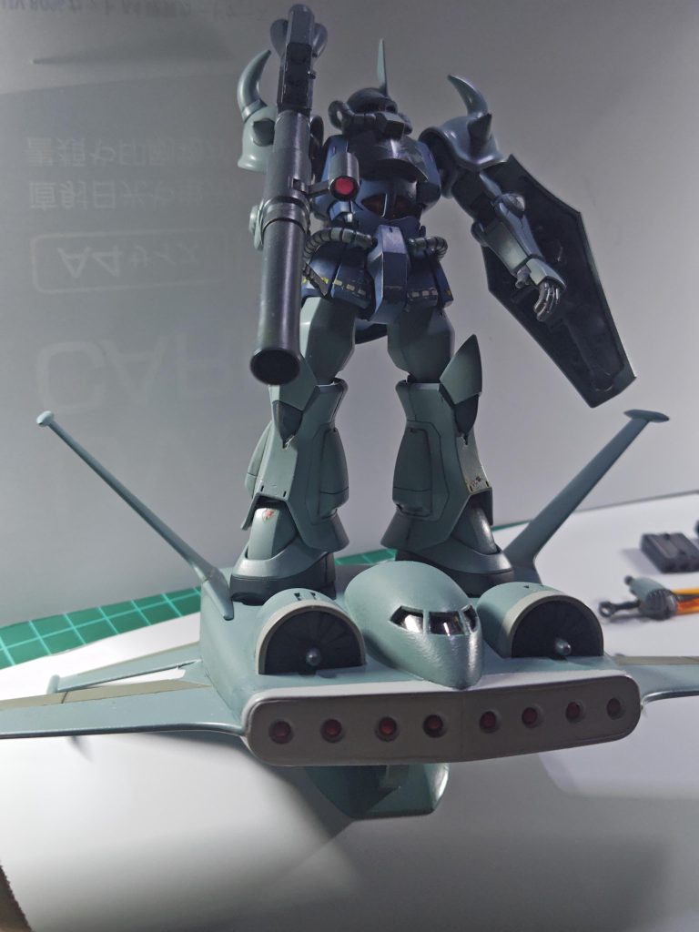 以前投稿したグフとやっとツーショットペアで画角に写る事が出来ました。グフと同じ戦場で同時期にカスタムされ主にバズーカ等で長距離援護しながら「一撃必殺」殺法のみを基本に実戦投入された…という設定で、「騎士と愛馬」という歴戦をくぐり抜けて来た感じになってます。本当はもっと派手なダメージとか使用感等入れたかったのですが、航空機がダメージ多かったら墜落しちゃいそうで、やめました。グフには、たまに地上戦に参加する想定で多少の傷は入ってます。