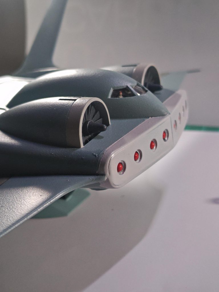 見せ場の１つ。オリジナルの解釈のファンと、爆撃機らしい、ミサイルをチラつかせる側面をアピールしてみました。敵からしたらわざわざ標的になる「ココに爆弾積んでます」と伝えてる様なもんです。