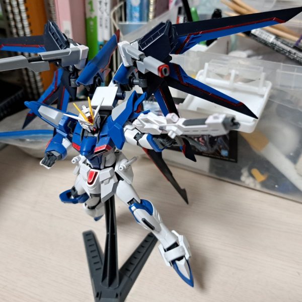 ライジングフリーダムガンダムに試作ストライカーユニット群「アビエシュフ」の高機動型「TypeAL-1S」を装備した仕様。背部のバックパック接続軸はOPエールの物を使用しているためストライクにも使用可能。（2枚目）