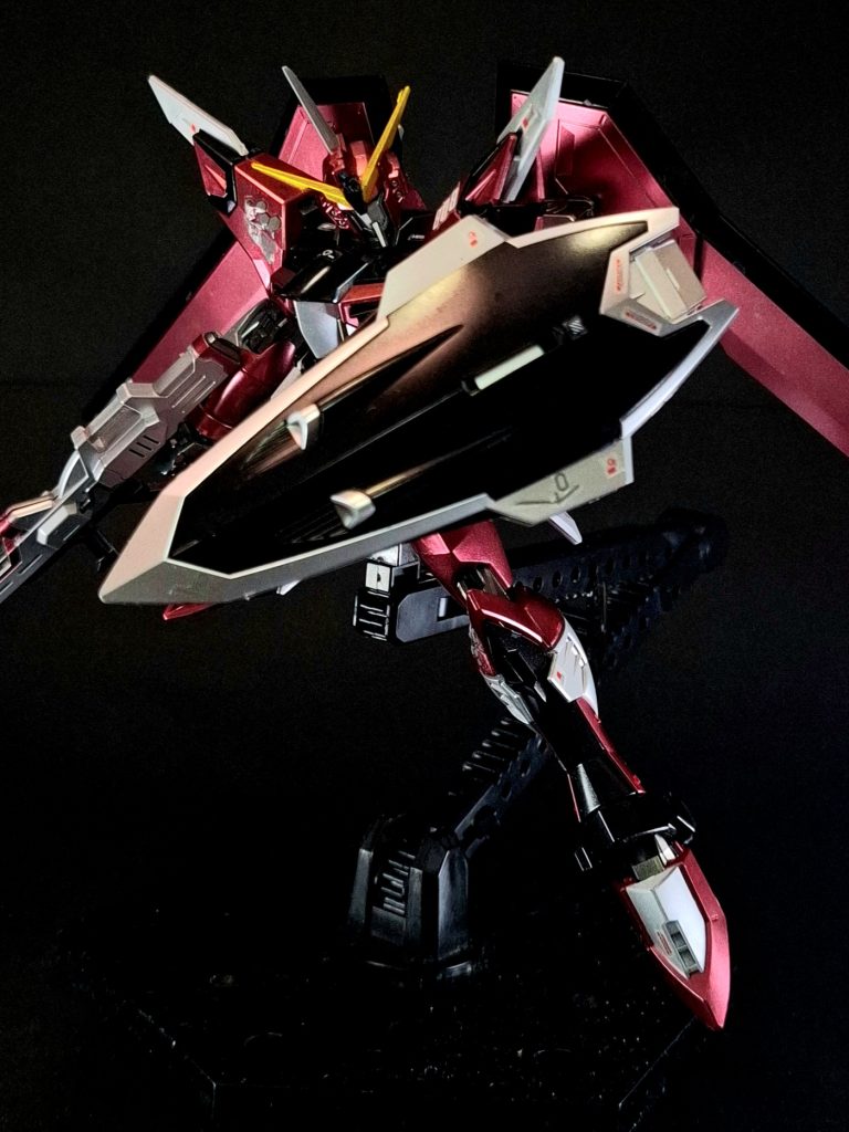 特殊機能ヴァリアブルフェイズシフト装甲フェイズシフト装甲を発展させた相転移装甲。変形モビルアーマー形態へ変形する。この形態ではノンオプションでの大気圏突入と、ポジトロニック・インターファライアンス(陽電子干渉)に乗った大気圏離脱が可能。コンパスという組織の性質上、地球と宇宙を行き来する事が多くなるために盛り込まれた。