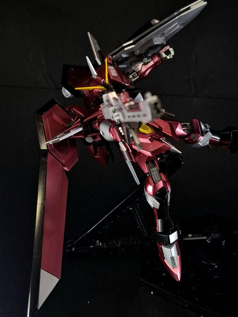 MMI-GAU27Q 20mm近接防御連装機関砲 ヴァンダーファルケ頬部に4門搭載された近接防御火器。MA-M72A3 高エネルギービームライフルライジングフリーダムと共通のビームライフル。MA形態時にはシールドにマウントされる。