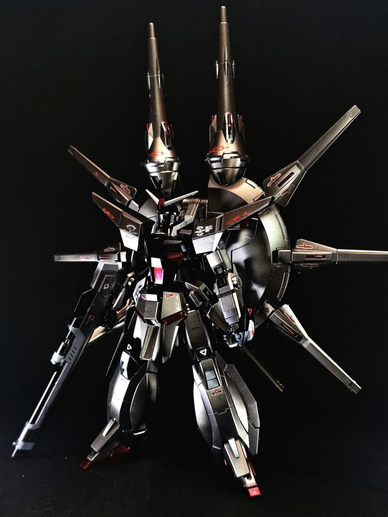 この機体の特徴は、そのシルエットからも伺えるように第1次連合・プラント大戦でザフトが投入したプロヴィデンスに酷似した分散式統合制御高速機動兵器群ネットワークシステムドラグーンが搭載されている点にある。プロヴィデンスは本来格闘仕様として設計された機体だったが、搭乗者にあわせドラグーン・システム搭載機に改良したという経緯を持ち、本来の性能を発揮することはできなかった。また、この武装は全周攻撃と広域戦闘性に優れている反面、従来のシステムでは優れた空間認識能力を保有している限られたパイロットにしか運用できないという問題も抱えていた。一方、レジェンドではドラグーン・システムの搭載を前提とした設計と、カオスの機動兵装ポッドやプロヴィデンスザクなどからの技術的フィードバックによって量子インターフェースが改良され、比較的容易に運用可能なものへと進化を遂げた。