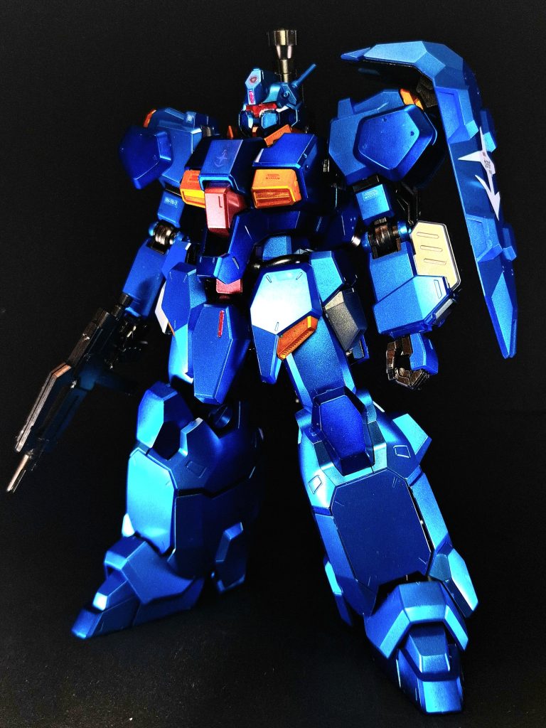 グスタフ・カール00型劇場版『閃光のハサウェイ』に登場。宇宙世紀105年時に連邦軍内で配備が進められている機体。13型から量産仕様になる過程でフレーム構造等も全面的に見直しと改良が加えられ、脚部カバーには展開ギミックが追加されている。頭部はバルカンが一門になった他、アンテナがロッドアンテナに変更されており、ランドセル右側にウェポンラックが増設されている。機体のカラーリングは全体的に青を基調としている。