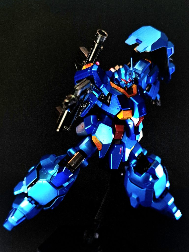 武装・必殺攻撃頭部バルカン砲左側頭部に内蔵。口径は60mm。制式配備機は1門、先行配備機は2門搭載している。漫画版『閃ハサ』の機体の物はオプション装備化しており、装備した機体は額のパーツがバルカン砲を縦並びに2門内蔵した物に換装されている。ビーム・ライフルジェガンなどの連邦軍一般機が装備していたものと同タイプのビーム・ライフル。上部に複合センサーを備える他、バーチカル方式のEパックを採用している。