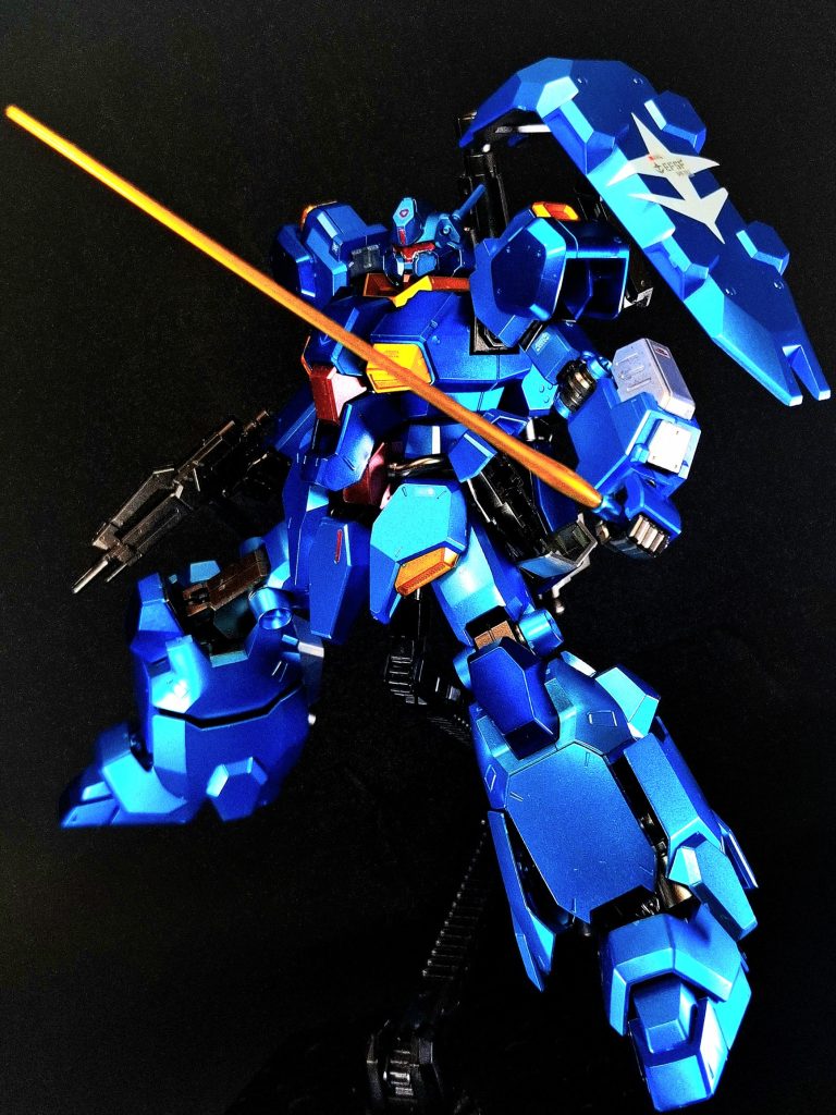 90mmショートマシンガン一年戦争から使用されているブルパップ・マシンガンを改良したモデル。マガジンの変更によって装弾数が増加している。他の系列モデルとは異なり、ケースレス弾ではなく実包を使用している。『NT』でマーサ・ビスト・カーバインの護送部隊が使用。ビーム・サーベル腰部側面[2]のサーベル・ラックに収納されている近接格闘戦装備。ジェガンと同タイプの物を使用する。使用時はラックが展開し、グリップを掴んでビーム刃を発生させる。