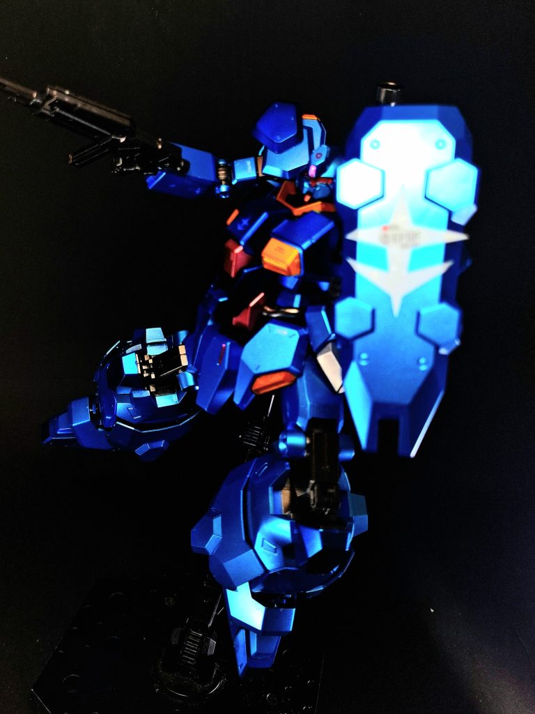 フレキシブル・シールド左肩[3]にマウントされているシールド。背面にアームを介して接続されており、腕部から独立して稼働する為、防御の自由度が高い。シールドを正面に構えて機体を隠すことで、被断面積を小さくすることも可能。