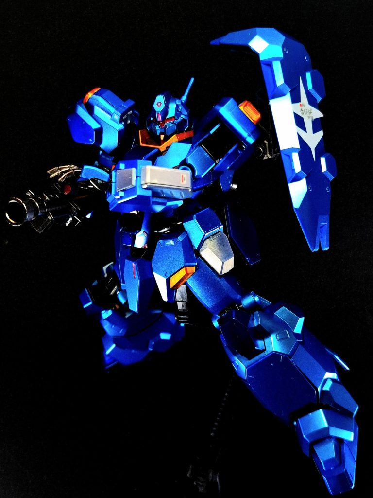 汎用性を損なわずに機体の大型化と重装甲化を図っており、機体重量の増加に対して大出力ジェネレーターを搭載する事で対応するとともに、機体各所に多数のスラスター、姿勢制御バーニアを配置する事で機動性・運動性を確保。武装も固定火器を極力排する事で高い運用性を維持している。こうした設計により、基本スペックはジェガンを凌駕し、ガンダムタイプにも通じる高スペック機として完成しており、特にセンサー半径はνガンダムにも匹敵する。宇宙世紀0096年には稼働試験の名目で先行配備型である13型がシャイアン基地に2機が配備され、その後0097年に制式配備が決定し、量産体制への移行過程においてフレーム構造などの設計レベルでの全面的な見直しが行われ、型式番号も13型から00型へと更新された。また、主なバリエーションとして軽装型が存在したとされる。