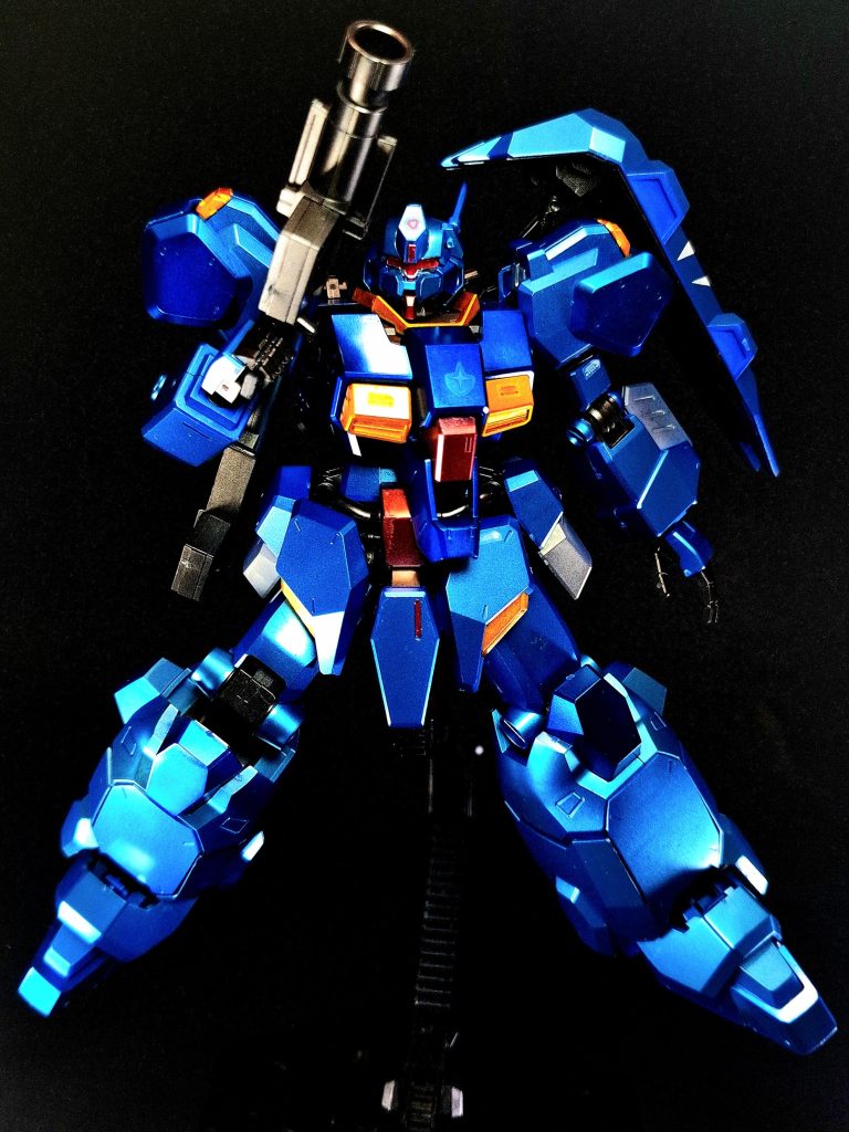 グレネード・ランチャー左前腕部に装備された擲弾投射機。マガジン式弾倉を使用している。ジェガンのような腰部ではなく腕部に装備されており、その可動範囲を射界に収めることができるため運用性が高い。弾倉式だが、予備弾倉は携行しておらず、基地施設などで交換する。バズーカ地球連邦軍の汎用装備であるバズーカ。後部に装着されたカートリッジから実体弾が装填されるが、前方にも予備カートリッジがマウントされている。装弾数は弾倉一つにつき6発。