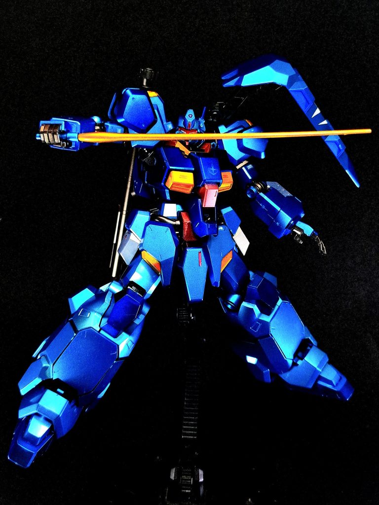 00型の主な改良点として、脚部カバーの展開ギミックが新に追加されたことがあげられ、脚部スラスターの可動域向上と放熱作用に加え、ホバー移動やジャンプ移動時の姿勢制御に使用される。これにより、00型は13型を上回る機動性と運動性を実現することとなったが、大気圏内では従来のMSと同様、サブ・フライト・システムを使用しないと自力飛行は不可能な為、主に「ケッサリア」とセットで運用された。