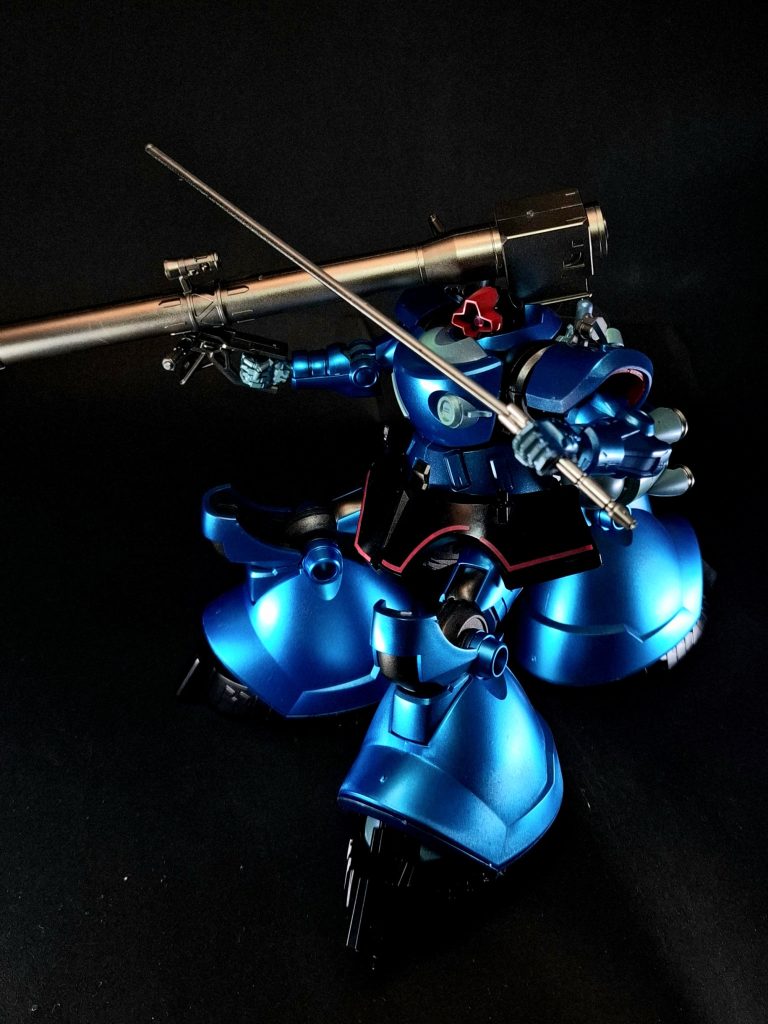 ヒート・サーベル通常機には二本装備されている長尺の格闘兵器。刀身から発生させる熱で敵装甲を焼き切る。非使用時はバックパックにマウントされる。