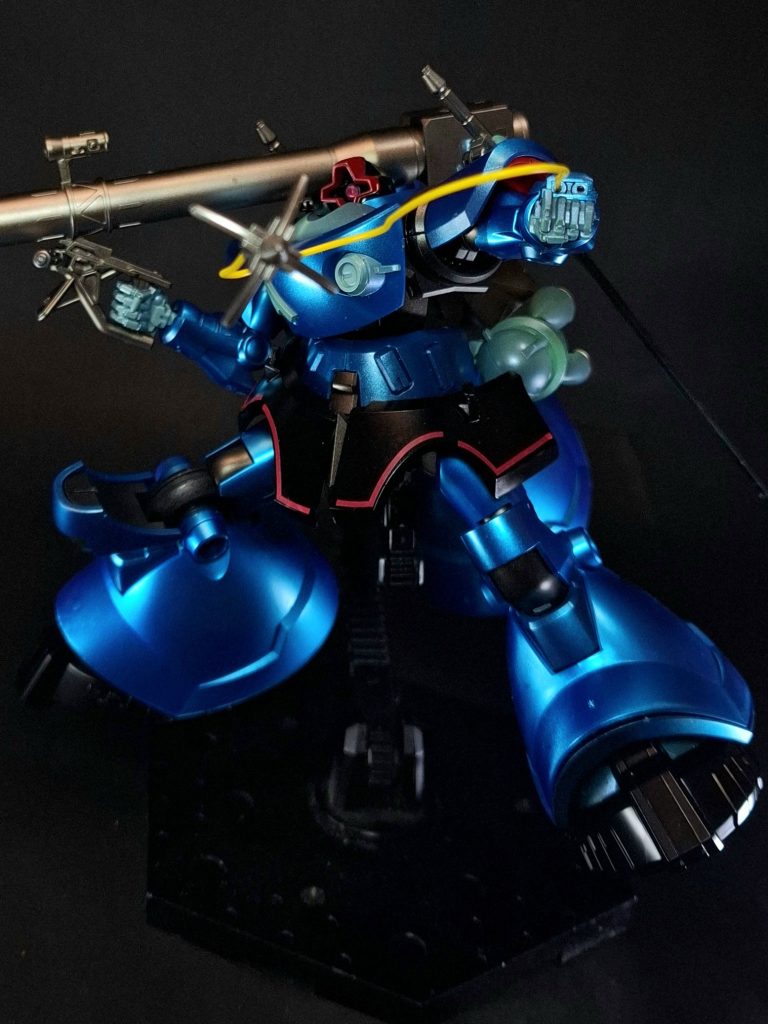 電磁ハーケン手首部に備えられた有線兵器。先端のハーケンを射出して敵機体や兵器に巻き付けたのち、高圧電流を流して機体やパイロットにダメージを与える。