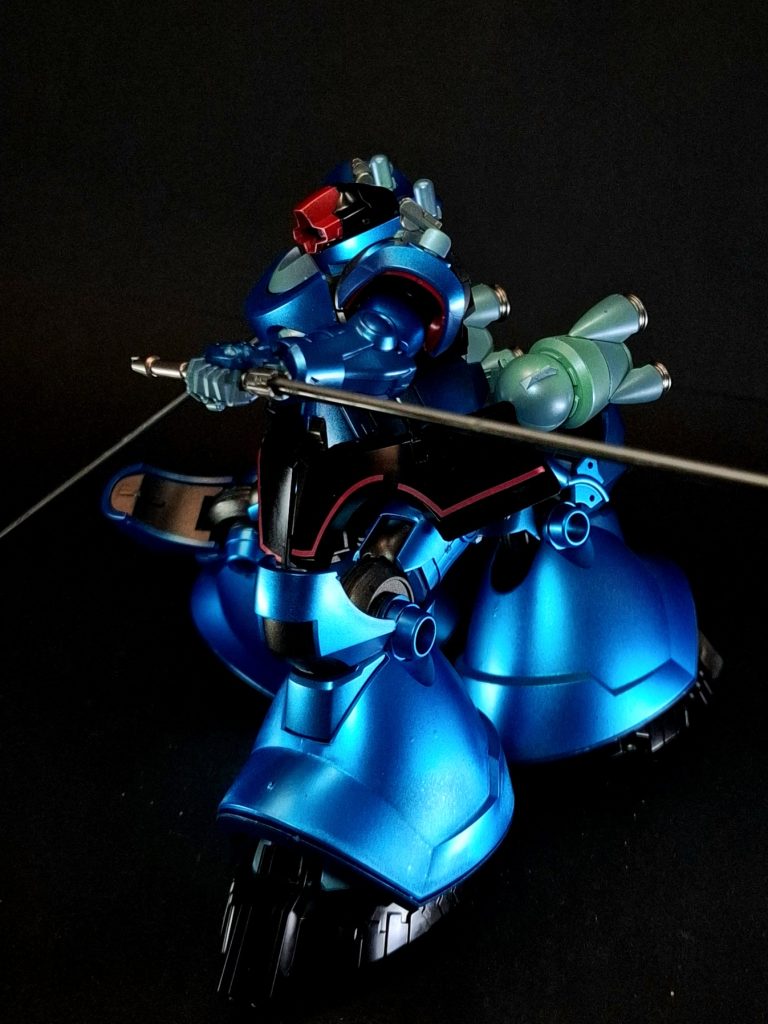 高機動形態腰部後方に設置された脚部ユニットを展開し、三本目の脚として使用する形態。三本脚の状態であっても地表やスペースコロニー表層などを滑空することが可能。