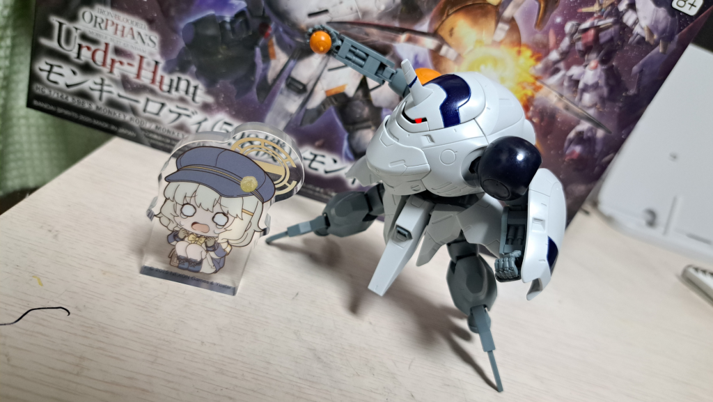 改造は汎用性を高めるために背中にビルドブースターMk-Ⅱの接続部をポリキャップに置き換えた時に余った3㎜穴パーツを接着した以外は特に何もしてません。なのでギミック等も共通です。