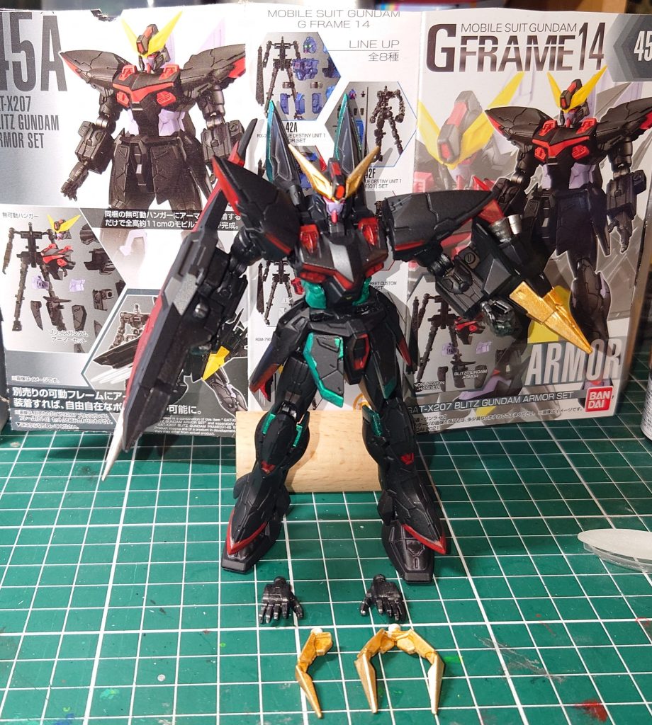 　ついにブリッツガンダムを発見！　見つけた瞬間、ガッツポーズを一人とってしまいました…　他にもなかなか見つからない２体を確保したので順次…　ブリッツガンダムはミラージュコロイドで潜入もできる特殊作戦用機体という事でブラックサーフェイサーを吹いて、赤やメタリックグリーン、シルバーで部分塗装　本体にデカールは貼っていません　仕上げにつや消しトップコート　今回はストーリーが思いつきませんでした…残念