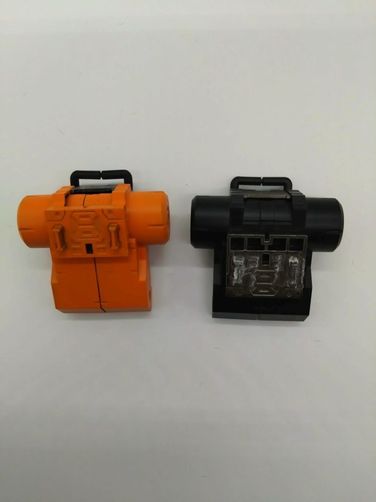 バックパックもアッガイの物を120番で2mmくらいまで削りボルタノヴァのバックパックに接着。