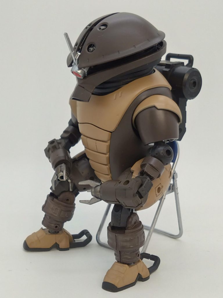 パイプ椅子に座る。