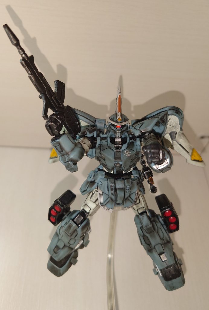 　Gフレームです　前回のブリッツと同時購入！　あの店では、真っ先にGフレームコーナーを物色してから、宇宙世紀→SEED→その他のガンプラを見て廻ってます　笑　元々の色を活かして、翼の黄色やミサイル弾頭の赤、モノアイやバーニアを蛍光塗料、剣は銀など部分塗装→デカールワーク→半光沢トップコート→ウエザリング→つや消しトップコート　の簡単仕上げ！　（当社比）　笑