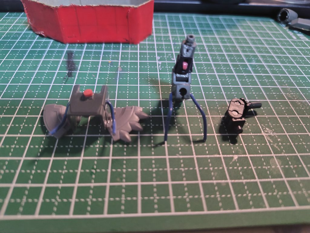 塗装前分解図今回ギミックとの両立のため内部をフレーム化しました