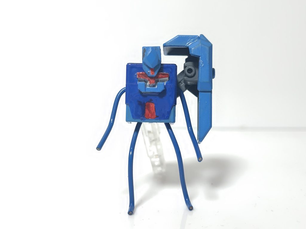 目の下を白く塗ったのですがパーツの段差で影になり暗く見えてしまう失敗をしたので白いプラ板を目の下に入れて修正しました