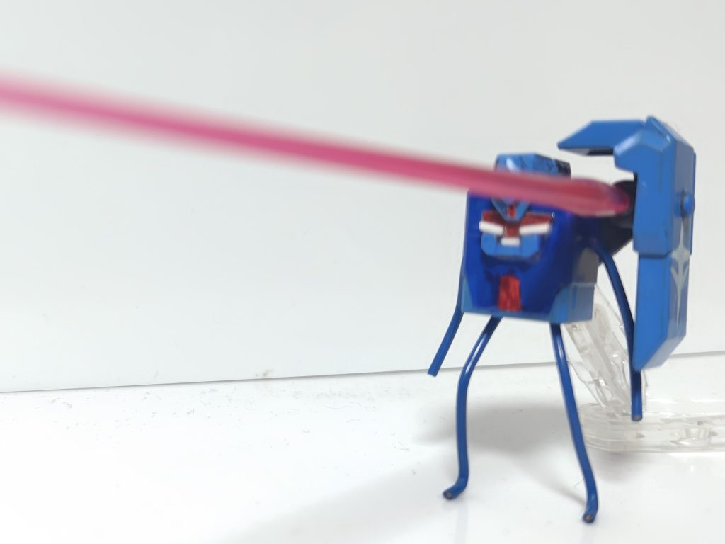 肩からビームが出ます