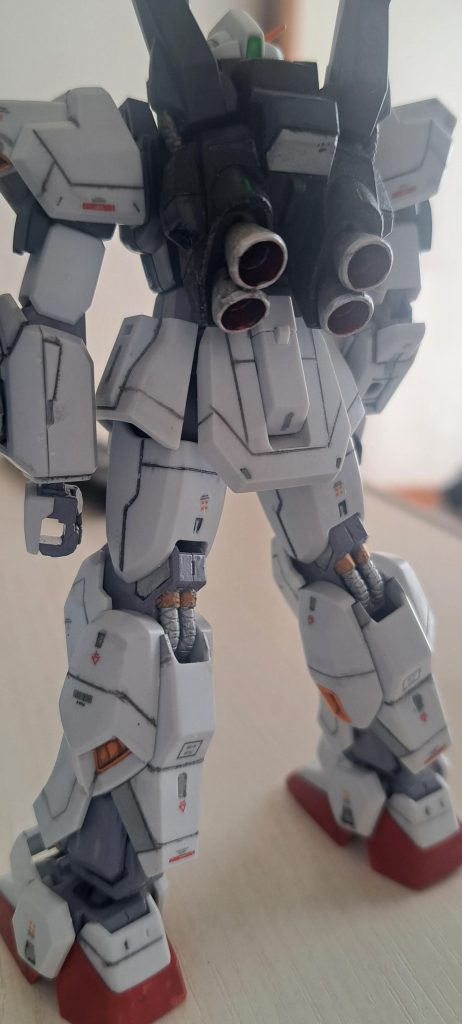 後姿です。レッド、パイプ、バックパック、関節、オレンジイレローくらいしか塗りませんでした。差し色のグレー。