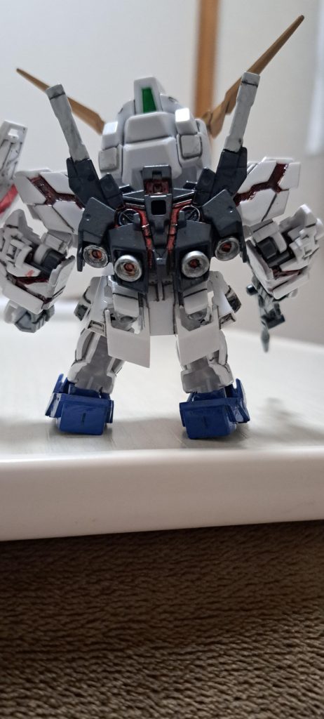 スラスターはシルバーです。足裏等の肉抜きはそのまんま。