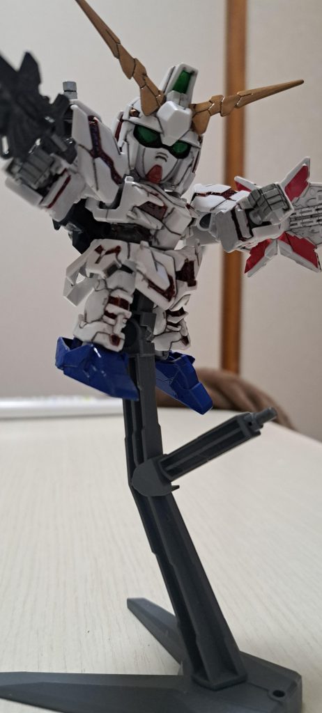 小さくともスタイルの良いSDは大好きです。立ち姿がHGと違ってヒョロヒョロにならないし。ただスミ入れの為にモールドをスリスリが細かい。