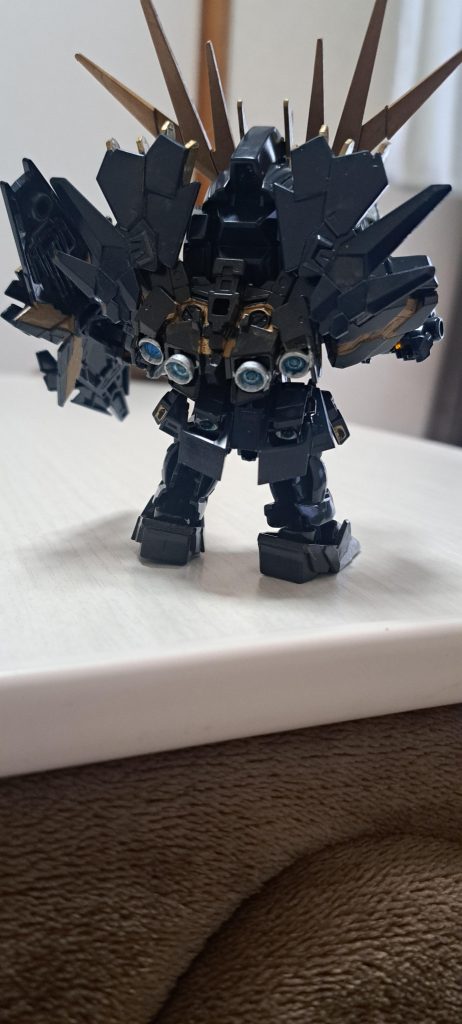 後ろ姿になります。小さくてもカッコいいんですが1つ、アームドアーマーなるものがポロポロ取れやすいのが残念。その他はスタイルも含め満足です。