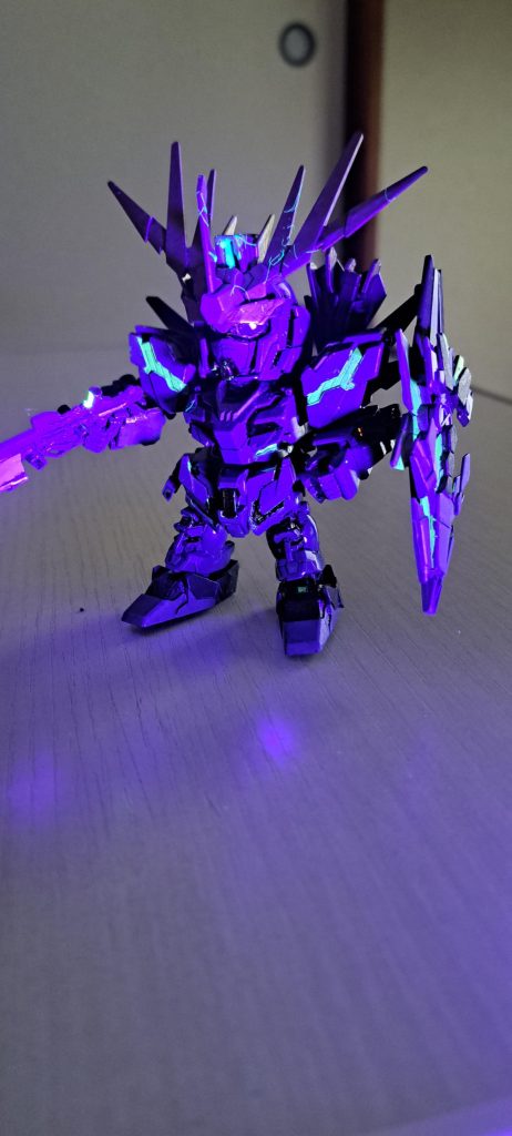 ゴールドの部分はゴールドと蛍光グリーンを混ぜて塗ったのでUVライトでピカリ。