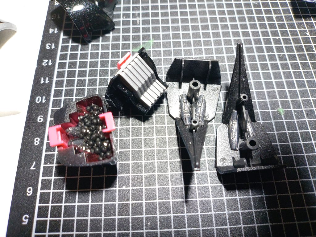 もともとこのキットは自立のバランスが若干悪いのですが、背面にクシャトリヤのパーツを追加した為、更に悪くなりました(;一_一)そこで、ヒールとつま先近くに釣具の重りを詰め込みました。ですが、これでも足らないくらいなので、次回はヒールを高くする等の改修を加えるつもりです。