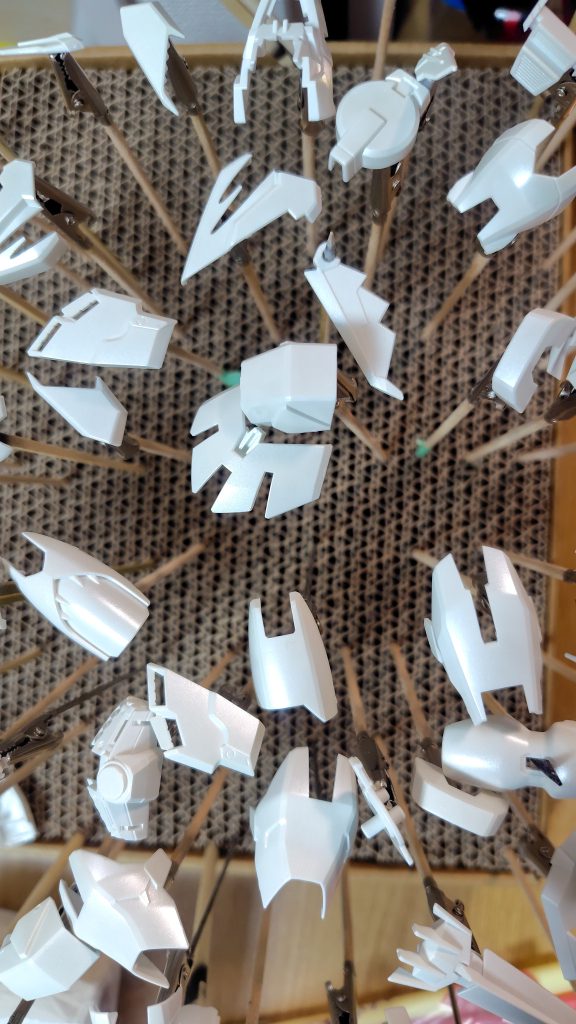 作品名：エピオン<p>CROSS CONTRASTはパッケージ詐欺かな？ってくらい、箱とHPは艶ピカなんですよね… 我が家にも塗装ブースが来たので、頑張って再現してみようと思います。 今回はこんな感じ ベース：Classy ‘n  [&hellip;]</p>
