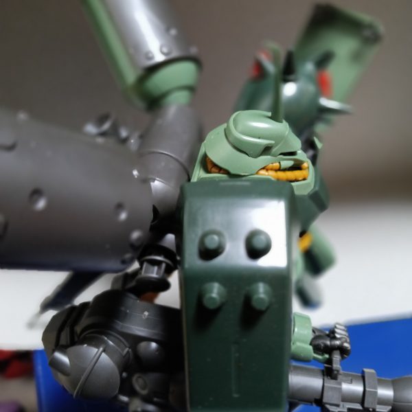 発表から40年弱。出渕さんのオリジナルデザインに明貴さんが追加したランゲブルーノ砲を装備した重装型のギラ・ドーガがプラモデルで登場。もちろんアンジェラのギラ・ズールが出た時に取付けたケド、小さかったよね（改）だし&nbsp;（4枚目）