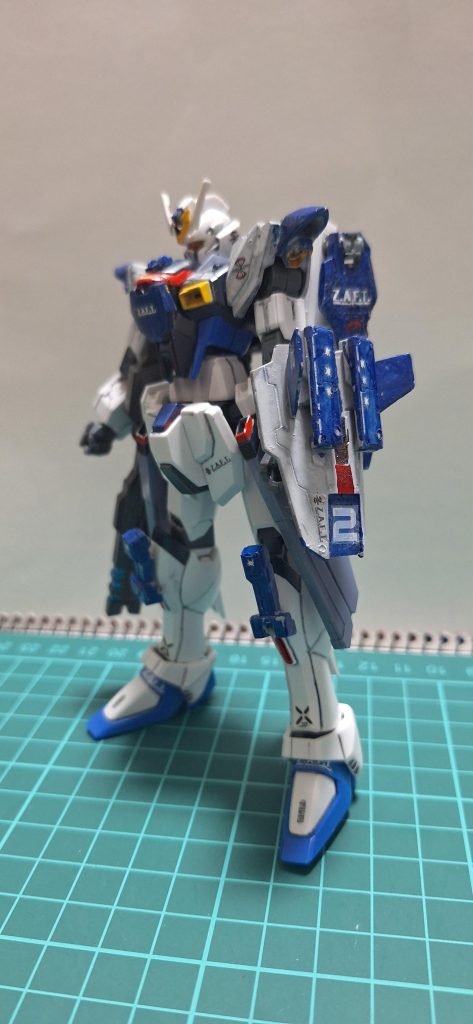 量産型νガンダムのフリーダムガンダム版を作りたく、HGCEフリーダムと30mmをミキシングして作りました。両肩と腕は30mm機体を使い、膝にはカスタマイズパーツをつけ、ザフト製MSのゲイツやドレッドノートをイメージしました。