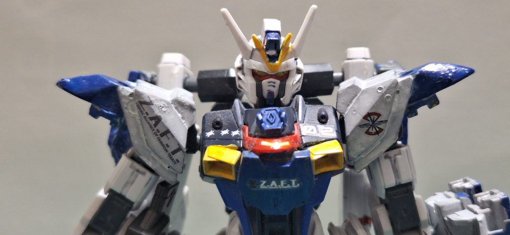 アンテナは改造し、オリジナルのフリーダムガンダムよりも弱々しく見えるように。フリーダムは胸部を背景にしたシーンが印象的なので、イメージを変えられるように排熱ダクトやコクピット周りなどをカスタマイズしました。