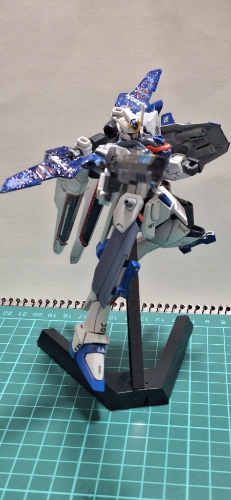 射撃兵装としてMA BAR68高エネルギービームライフルを装備。エネルギーの収束により、連射・単発・照射を切り替え可能。ビルドストライクのライフルそのまま使用