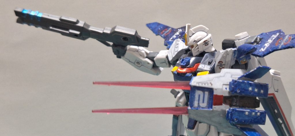 近接兵装としてMA-MV　30G　複合兵装システムを装備。ゲイツの装備発展型であり、盾と二本のビームクローによる刺突武器の役割を兼ねる。30mmのパーツ裏にビームサーベルの持ち手を装着して作成。