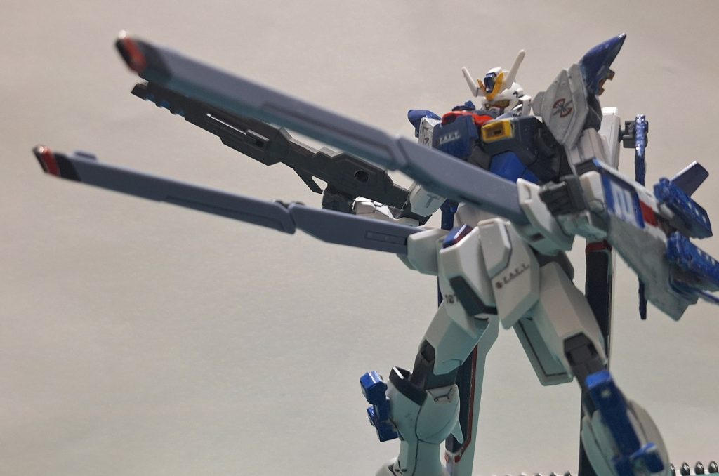 MMI-M2010S ポルクスIV レールガン、フリーダムガンダムの量産型として同様の腰部レールガンを装備。型式としてはゲイツRの武装の発展型