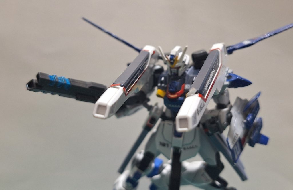 バックパックの砲門を展開し、M102改 バラエーナ プラズマ収束ビーム砲による砲撃が可能。フリーダムガンダムを強く意識した兵装である。