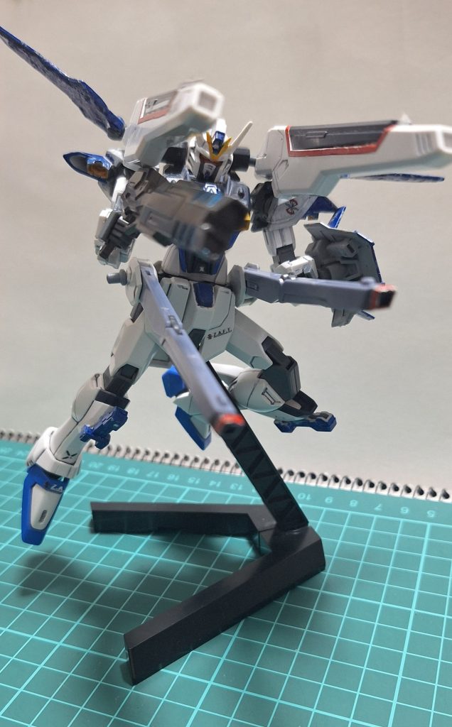 フルバーストモードが可能であり、簡易型マルチロックオンステムを搭載し、少数量産型でありなから多数の敵機撃破を行う戦略であった。