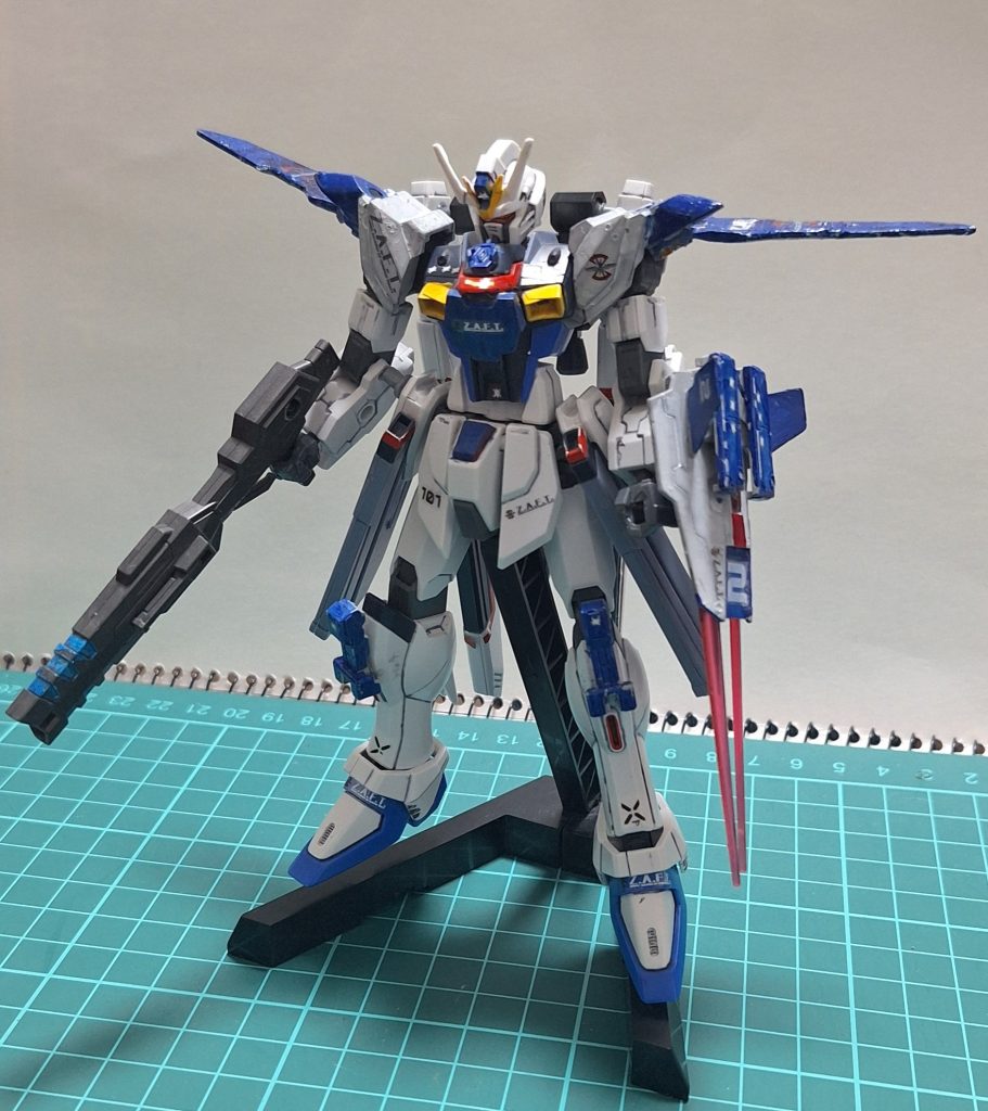 背中のウィングを使い高機動性を発揮する、大気圏内飛行は可能だが大気圏内での戦闘はメインではないため飛行性能は量産型として平均的なもの。