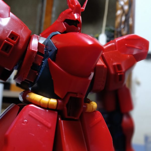 押入れ整理してたら出てきたMGサザビー。発売当時から弄ってるのはもうひとつあるけど、こいつは極力手を加えることなく完成させたいな。最近のトレンド（RGサザビー）のように肩幅を狭くして腹部のハイメガビーム？を大きくするくらいで。あとはこのキット定番工作の足を広げられるように付け根をくり抜きました。太ももの前擦りますよね、このキット…ここはちょっといじろうかな?シナンジュの股関節移植するかも。&nbsp;（3枚目）