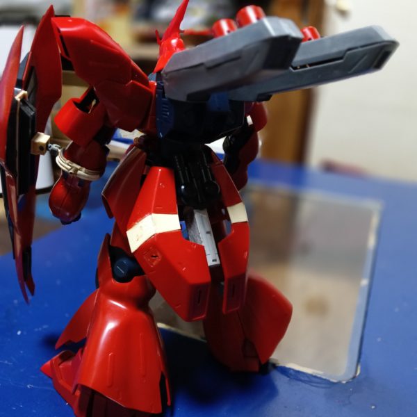 今となってはver.kaのサザビーがあるのでイメージボード仕様のロングライフルは手に入りやすい（むしろ1/144は雑誌付録かムーンガンダム購入するかで選択肢が少ないよね）ケド昔はコレしかなかった…所謂立たせ持ち（っていうのか?）だけどやっぱりカッコイイよねサクッと完成させるつもりだったケドやっぱり気になるところが肩アーマー側面の厚みはいかんともしがたい（3枚目）