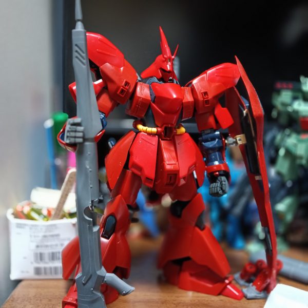 今となってはver.kaのサザビーがあるのでイメージボード仕様のロングライフルは手に入りやすい（むしろ1/144は雑誌付録かムーンガンダム購入するかで選択肢が少ないよね）ケド昔はコレしかなかった…所謂立たせ持ち（っていうのか?）だけどやっぱりカッコイイよねサクッと完成させるつもりだったケドやっぱり気になるところが肩アーマー側面の厚みはいかんともしがたい（2枚目）