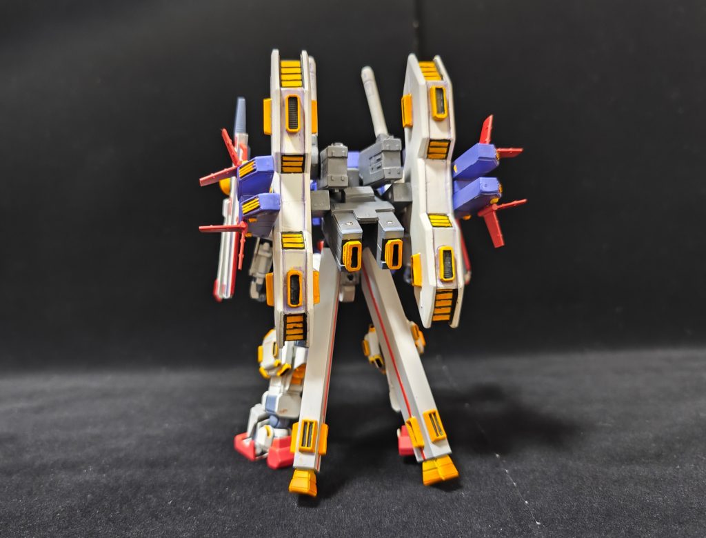 なので細かい形状など設定資料と違う所があっても、それは2号機だから…モデラーのせいではないあと、プロトタイプが黒•グレーなら2号機はトリコロールと相場は決まってる