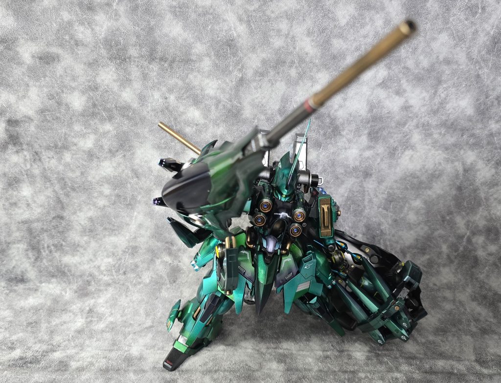 腕部１８０度回転すれば、ロングレンジビームキャノン発射態勢に。超長距離をすさまじい威力で撃ち抜きます。