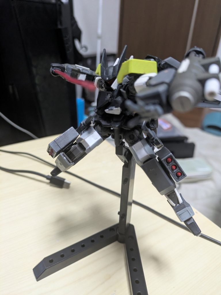 無理やり入れたものの思った以上にフィットする腕部武装も換装したりできます