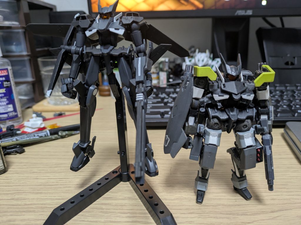 比べてみるとこんな感じ改めて見ると手足長くてほっそい！