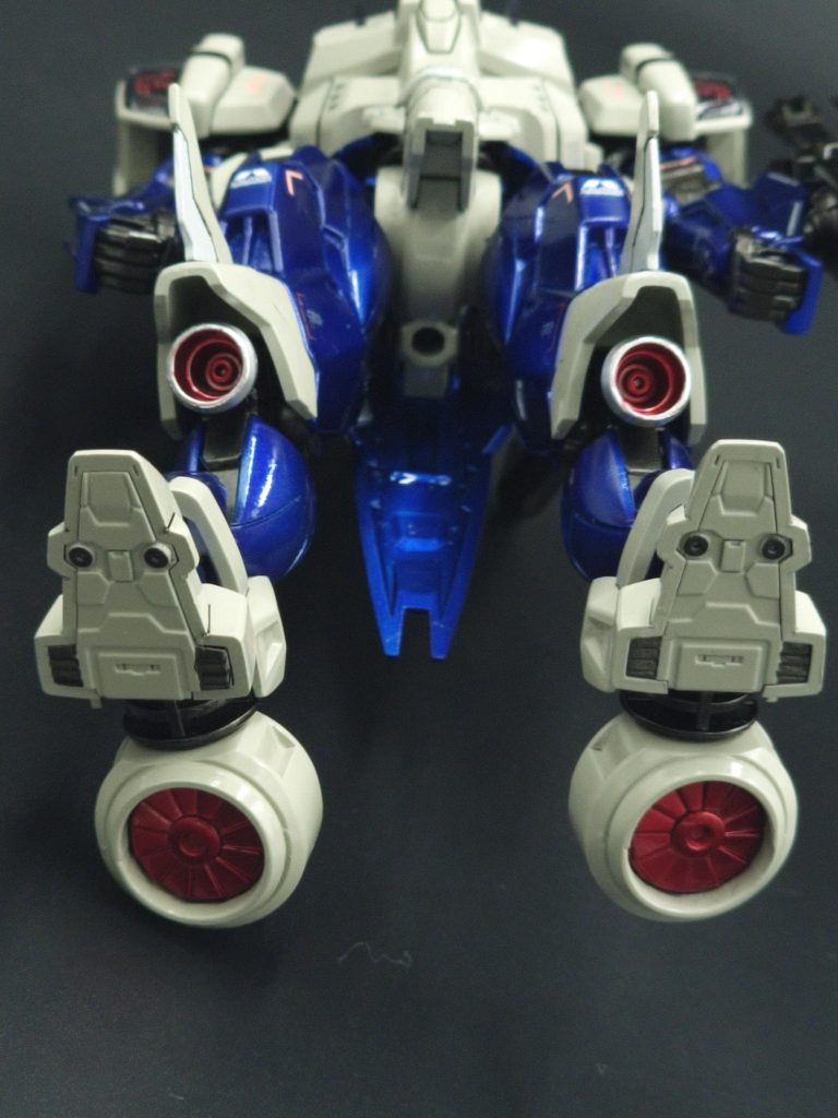 合わせ目消しとファン部分を分割。ファン部分はクリアレッドで塗装。そしてバーニアの内部もクリアレッドで塗装。