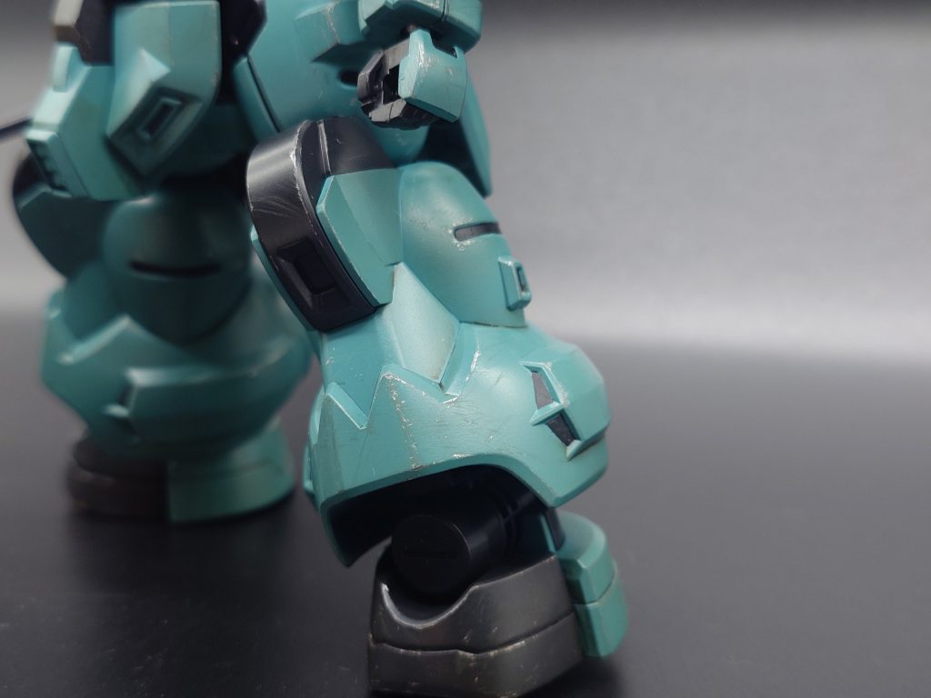 剥がした後にウェザリングカラーで汚しました。写真だと分かりにくいですね。&nbsp;